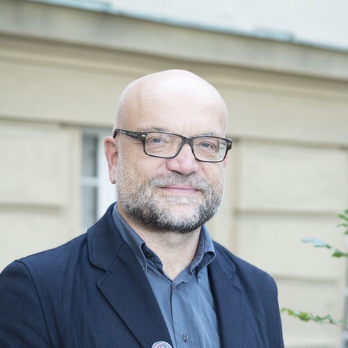 Fotka hosta Tomáš Petráček k přednášce Inkvizice, čarodějnice, kolonialismus: černé kapitoly církevních dějin a co s nimi?.