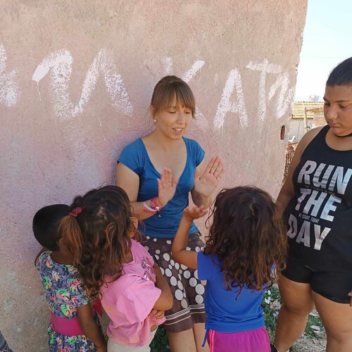 Fotka hosta Markéta Bartošová a Anežka Havránková k přednášce (K)rok pro Keňu a Namibii, léto pro Bulharsko.